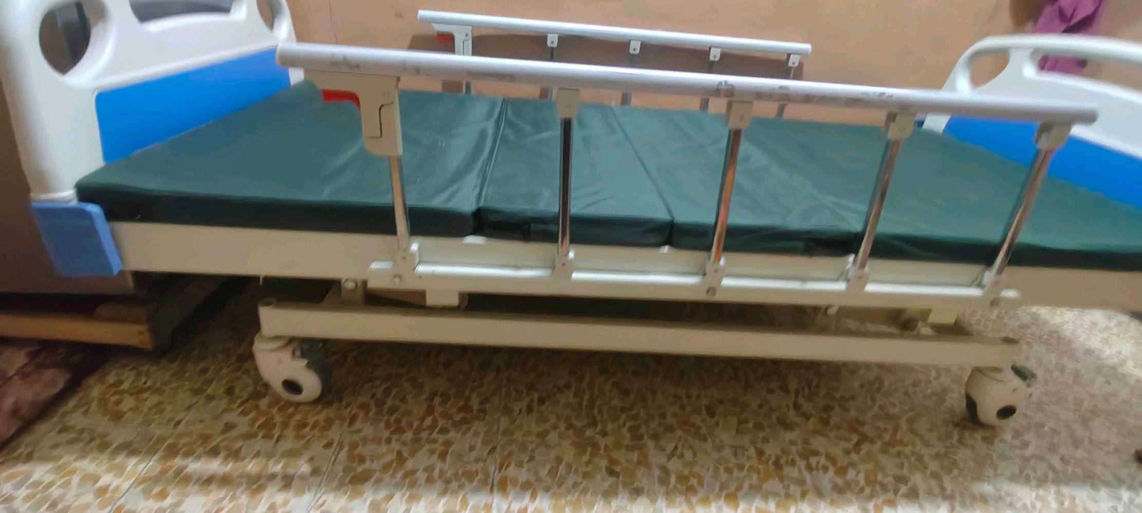 سرير طبي ميكانيك ثلاثة حركات.... موصل الرشيديه