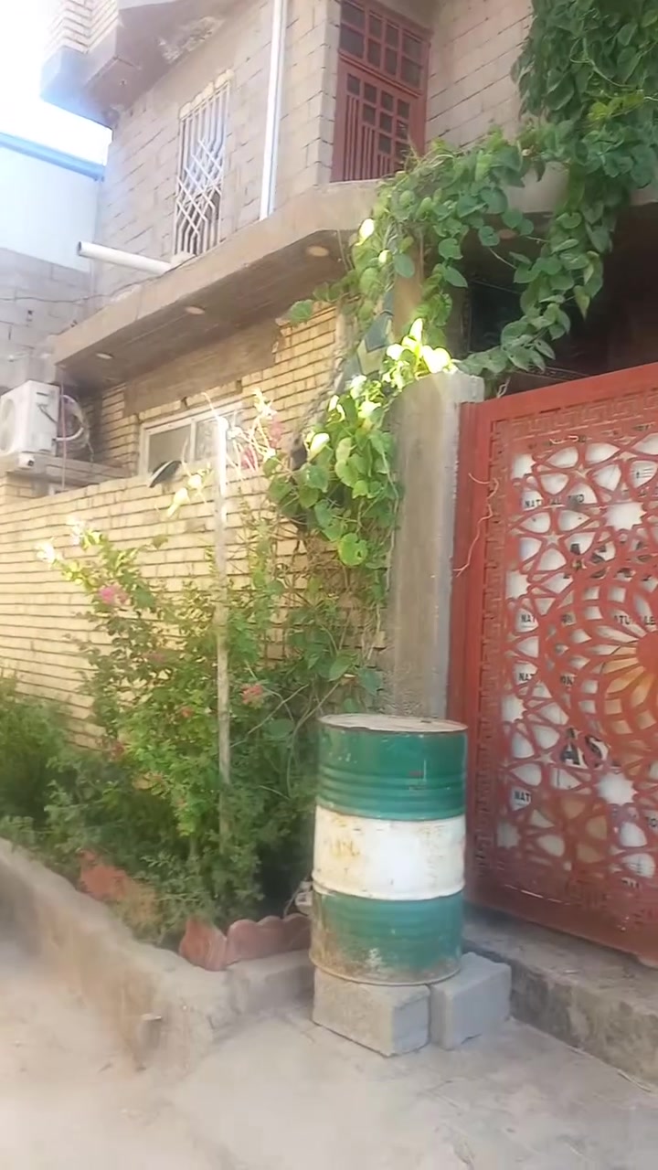 ١٥٠ متر كافت الخدمات قاطين ٤ غرف نوم ٥في ٤  القاط الاول كامل الثاني لبخ ورئيضه باقي صطحين بي ٢٠ متر عن الشارع العام شارعه ٦ متر مكانه بدايت الشبانات قرب المدارس سعره ١٣٥ طابو زراعي ***********
***********الاسيا بي واتساب
