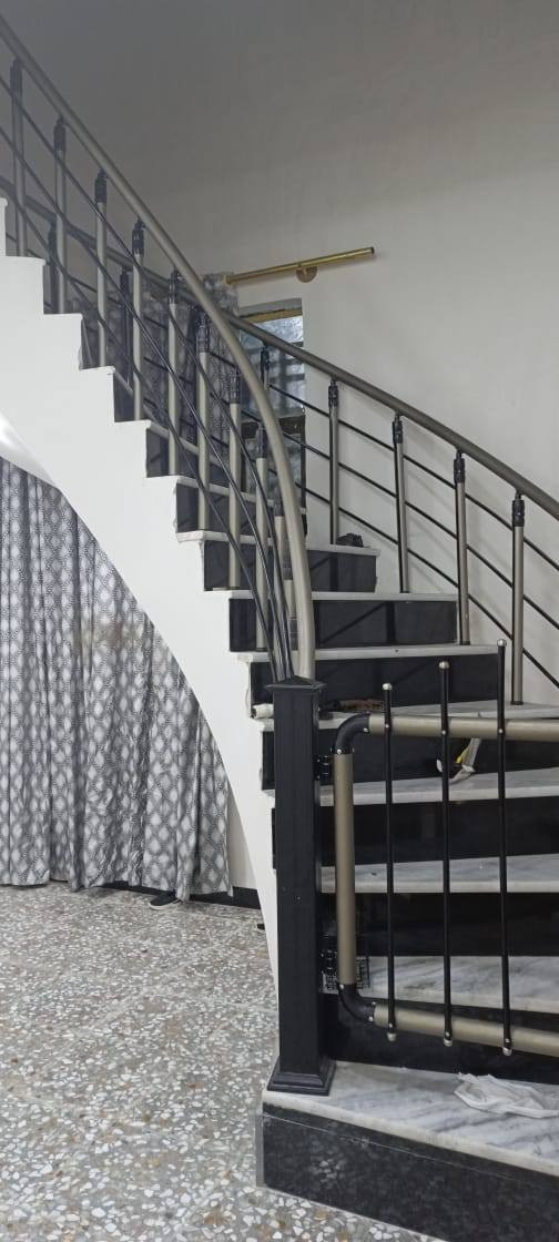 بيت للبيع مساحه  /180م
سند 25
المكان /زوير قرب الملعب الخماسي 
يحتوي 2 غرف نوم
مجمع صحيات 2
صاله هول مطبخ
طابوك جمهوري 
عرض الشارع 10 م تبليط 
السعر 165 وبي مجال 
للاستفسار اتصل ***********
