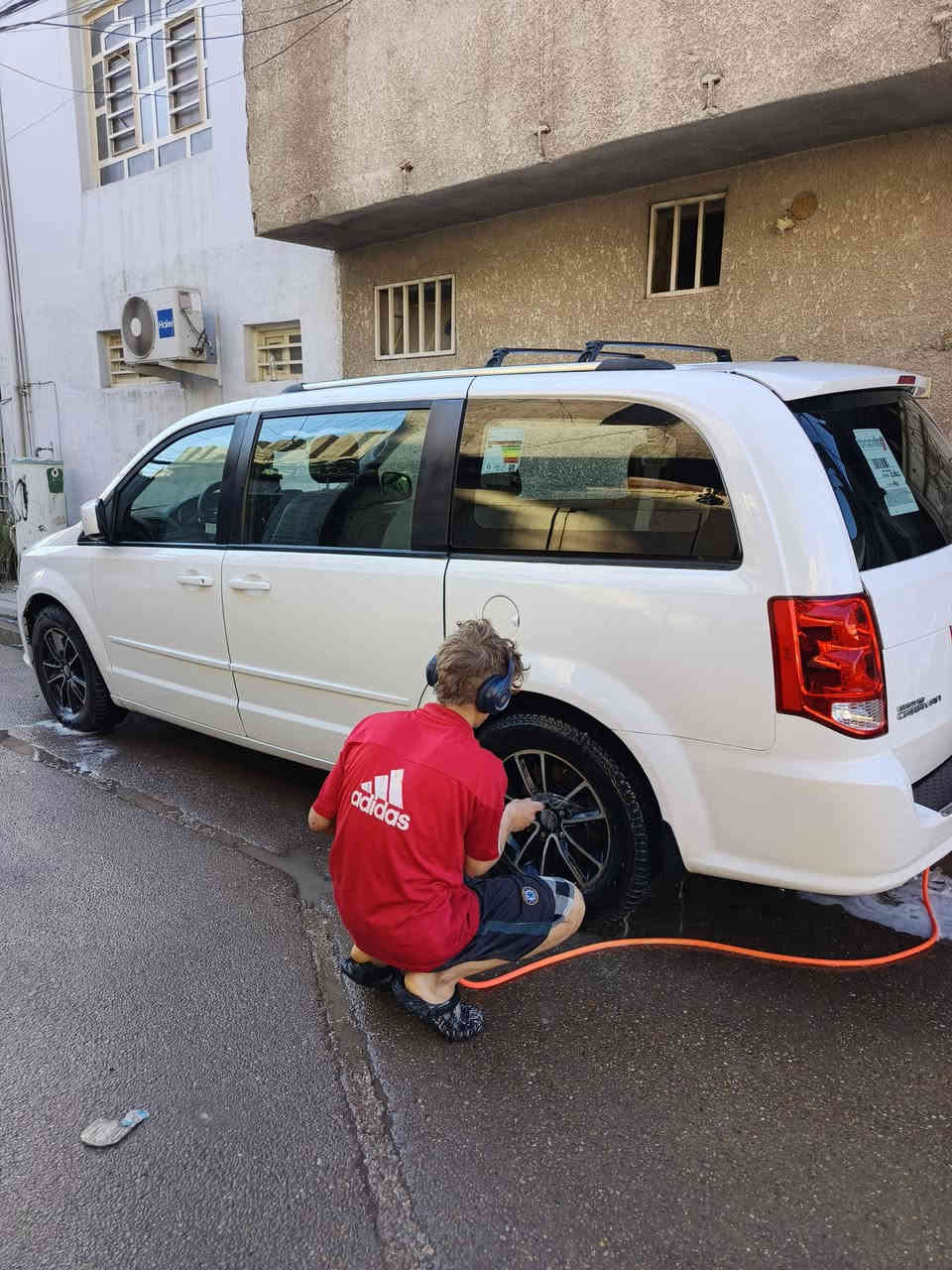 السلام عليكم ورحمة الله دوج كرفان موديل ٢٠١٧ فول GT  أجره رقم شمالي راعيها ببغداد كبل يحولك السياره جاهزه مكانها الحرية السعر ١٥٠ الرقم *********** واتساب موجود
