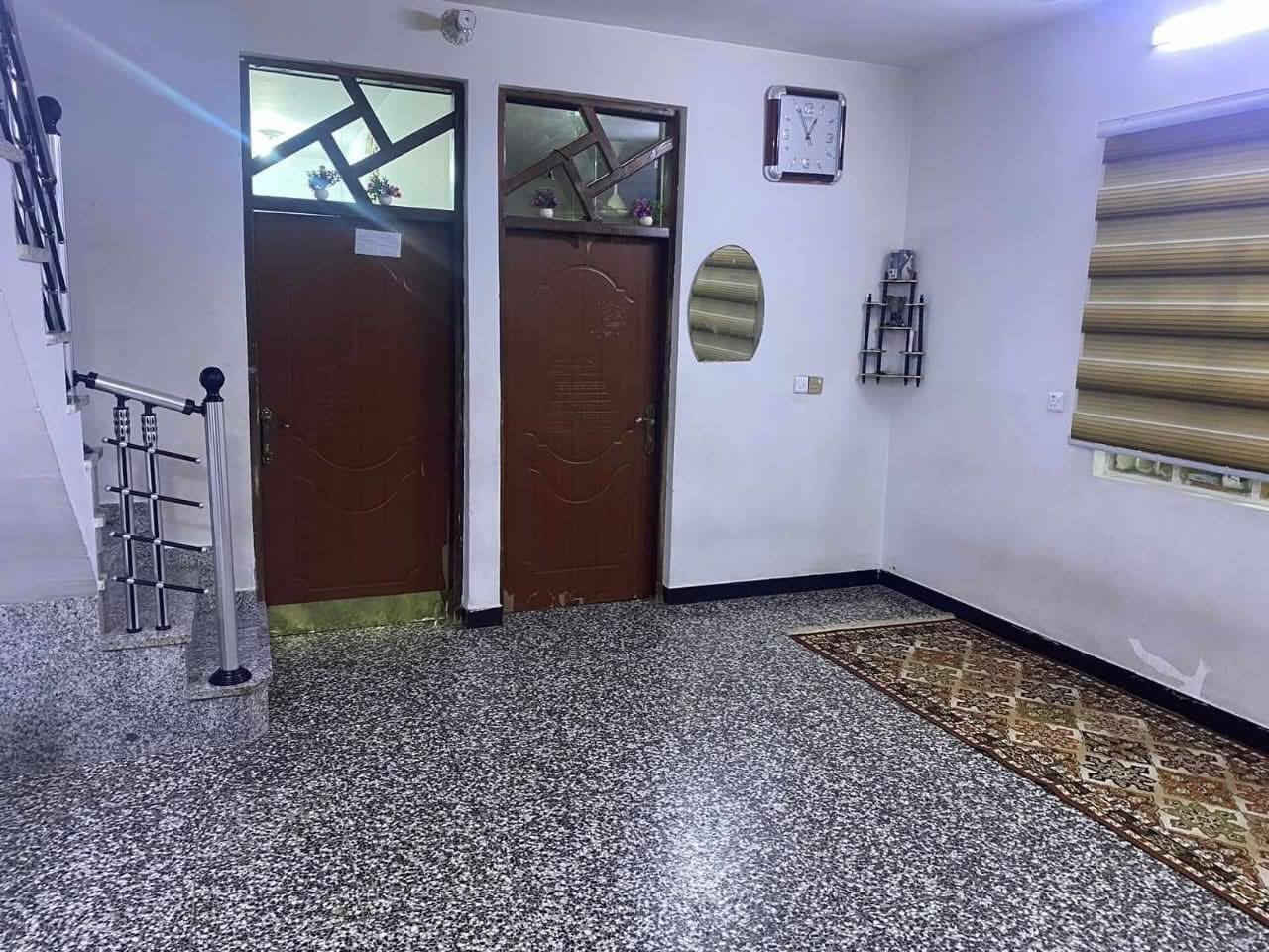 السلام عليكم عقار للبيع المساحه 150 متر ثلاث طوابق طابق الثالث معزول 
الطابق الارضي يحتوي على استقبال و صاله وغرفتين  نوم ومطبخ حار وبارد وخدمات 

الطابق الثاني غرف عدد 5 نوم خدمات وصاله 

الطابق الثالث غرفتين واستقبال وصاله ومبطبخ وخدماته

البيت جاهز  

العنوان البلديات شارع المصرف ضياء الحلفي مقابل  فرع صيدليه ركن العافيه

الاستفسار ***********
