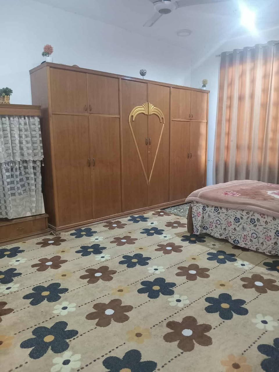 دار للبيع المساحه 250سند25الخدمات ماء مجاري كهرباء البيت يتكون من غرف ٢وصاله 5في8واستقبال ومطبخ   السعر 75العنوان الصويره حي الجهاد خلف المعارض يبعد عند الشارع  العام تقريبا 150متر للاستفسار على الرقم ***********او***********الخاص مفتوح
