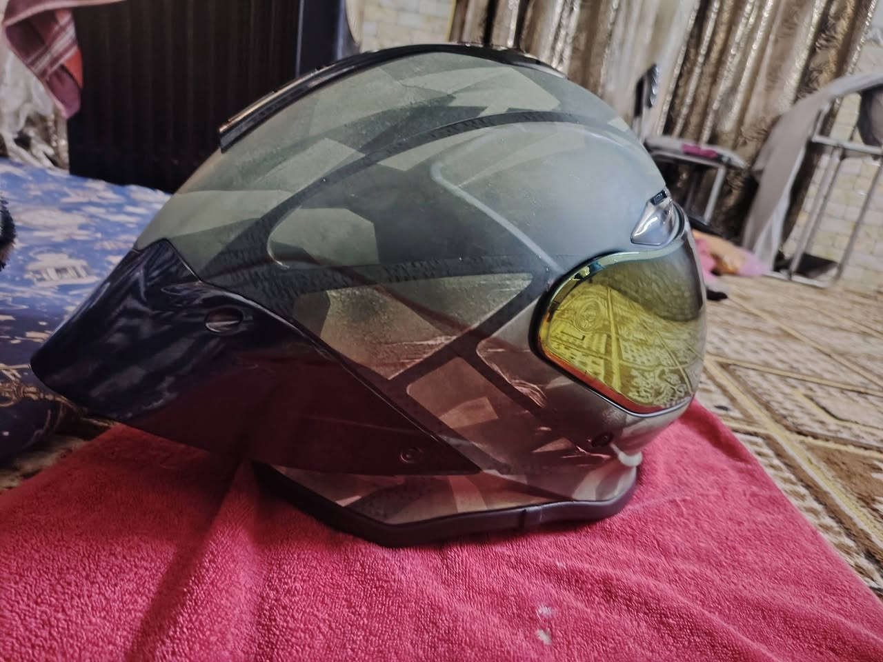 سلام عليكم
خوذة شركة سيزر للبيع 
استعمال قليل جدا 
سماعه شغالة وصوت واضح بلاتصال 
سعر 75 الف  وبيها مجال 
العنوان بغداد الزعفرانيه 
***********
