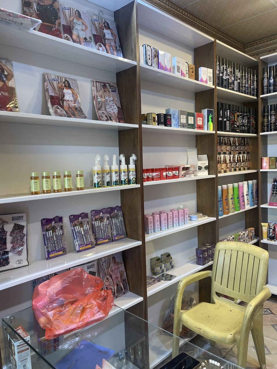 محل كوزمتك للبيع مكانه نجف  سعر مليونين وبي مجال
‭0789 023 4565‬
