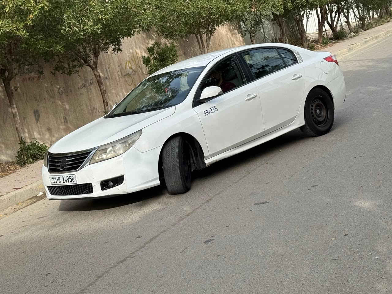 رينو سافران مكفوله
موديل 2013 مابيها صبغ مكفوله
السعر 79 وبيها مجال
حجم المحرك 2000
تبريد ثلج ⛄️ تبريد قطعتين
تخم تاير جديد 
صدر نضيف
لايت زنون 
بلوتوث اوكس 
جام كهرباء اوتو 
مكاني بغداد بسمي. تحويل ثاني يوم
التواصل. ***********
