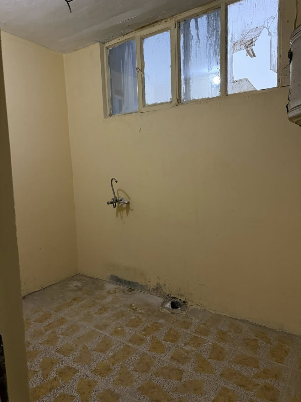 شقه بلبشيمان  يم مدرست غزه ايجارها 225مكونه من غرفتين وصاله كبيره. رقم الهاتف ***********
