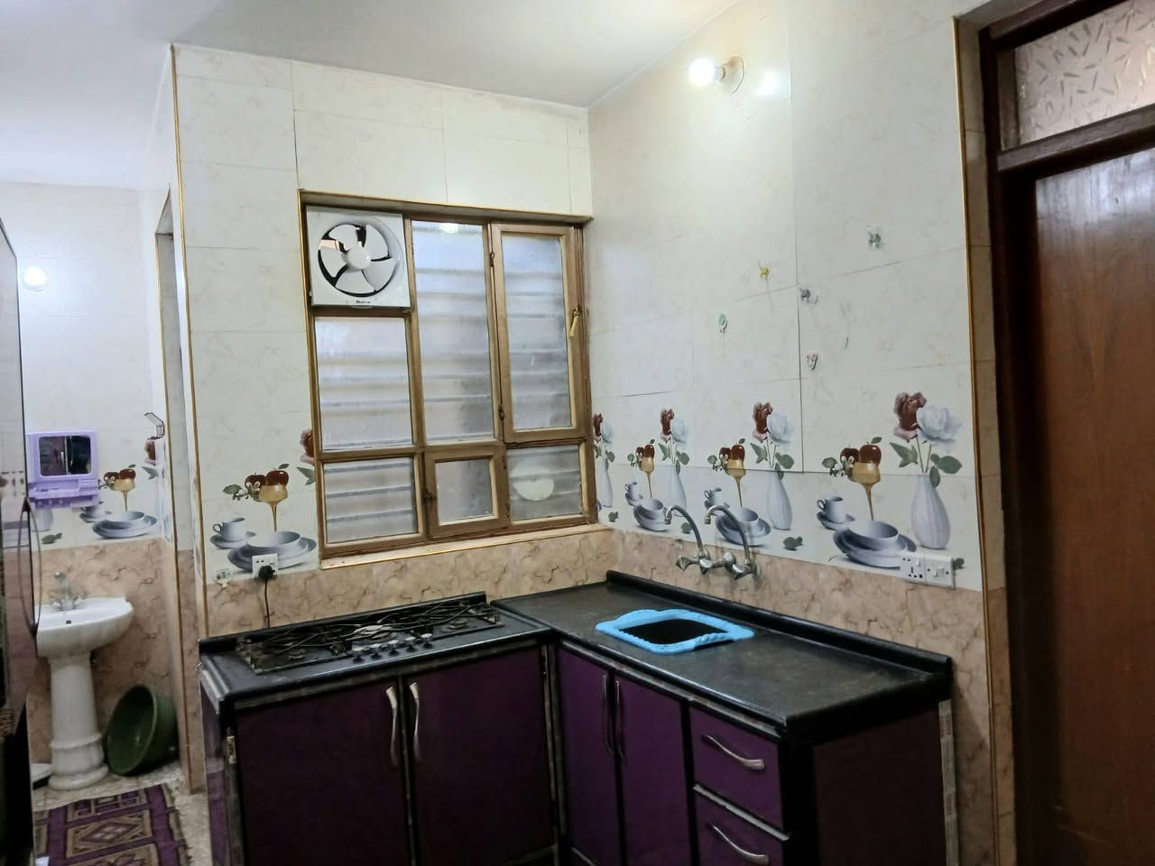 السلام عليكم ..شكرا لأدارة الكروب ..للأيجار شقة مؤثثة ط ١ الدورة شارع ٦٠  ...الايجار شامل النت والسحب ...بدون دلالية . للمعلومات الاستفسار  *********** ..واتس اب..... اسف ممتواجد  بالفيس ...الصور مرفقة بالمنشور .
