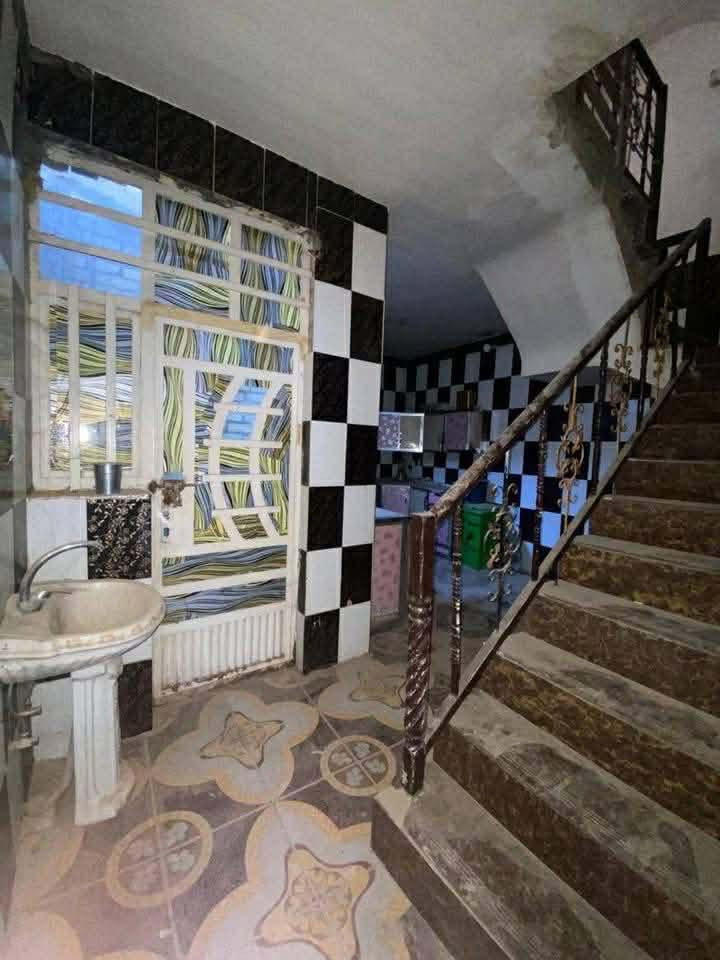 اللهم صلِّ على محمد وآل محمد 🤍

للبيع بيت سكني جاهز
📍 الموقع: منطقة الانتصار – مقابل مجمع الأبرار السكني
قريب من جامع وحسينية الإمام الرضا (ع)

تفاصيل البيت:
 المساحة: 50 متر
 الواجهة: 5 متر
 النزال: 10 متر
 الأساس والأضلاع خاص بالبيت فقط (غير مشترك)

التقسيم:
 الطابق الأرضي:
 استقبال
      مطبخ مفتوح على الحولي
 منور
 حمام
 صحيات داخلية وخارجية
 الطابق الثاني:
 غرفتان نوم
 بيتونة كاملة

🏠 البيت جاهز للسكن
💰 السعر: 55

📞 للاستفسار: ***********
🏢 مكتب الصادق للعقار – الانتصار، بداية شارع 25
