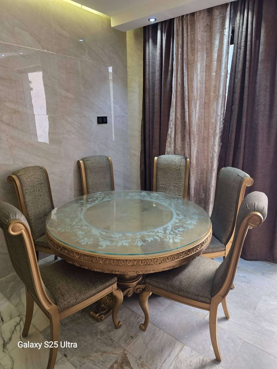 ميز طعام سعرة ٤٧٥ومبردة ٢٧٥ العنوان بغداد للاتصال ***********
