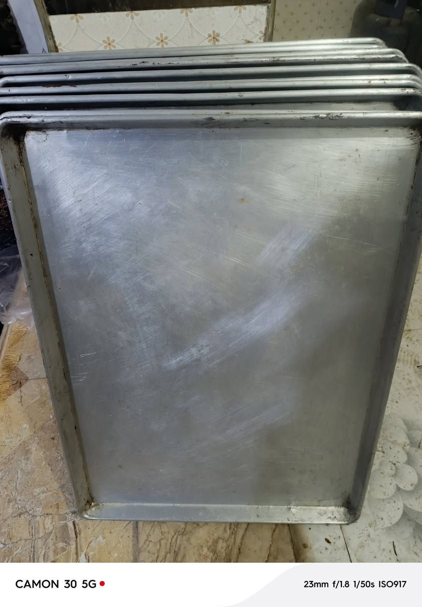 عربانة و ١٢ طاولي كلهن نضاف
الطاولي الكبير مال المعجنات 
و ٢٠ قالب كيك دائري 
وخمارة جديدة ما مستخدمة ولا يوم 
كلهن ب ٢٥٠ الف غير قابل للعملة 
*********** 
عنواني كربلاء . الحولي مال ابو مهدي المهندس . حي الاخلاص
