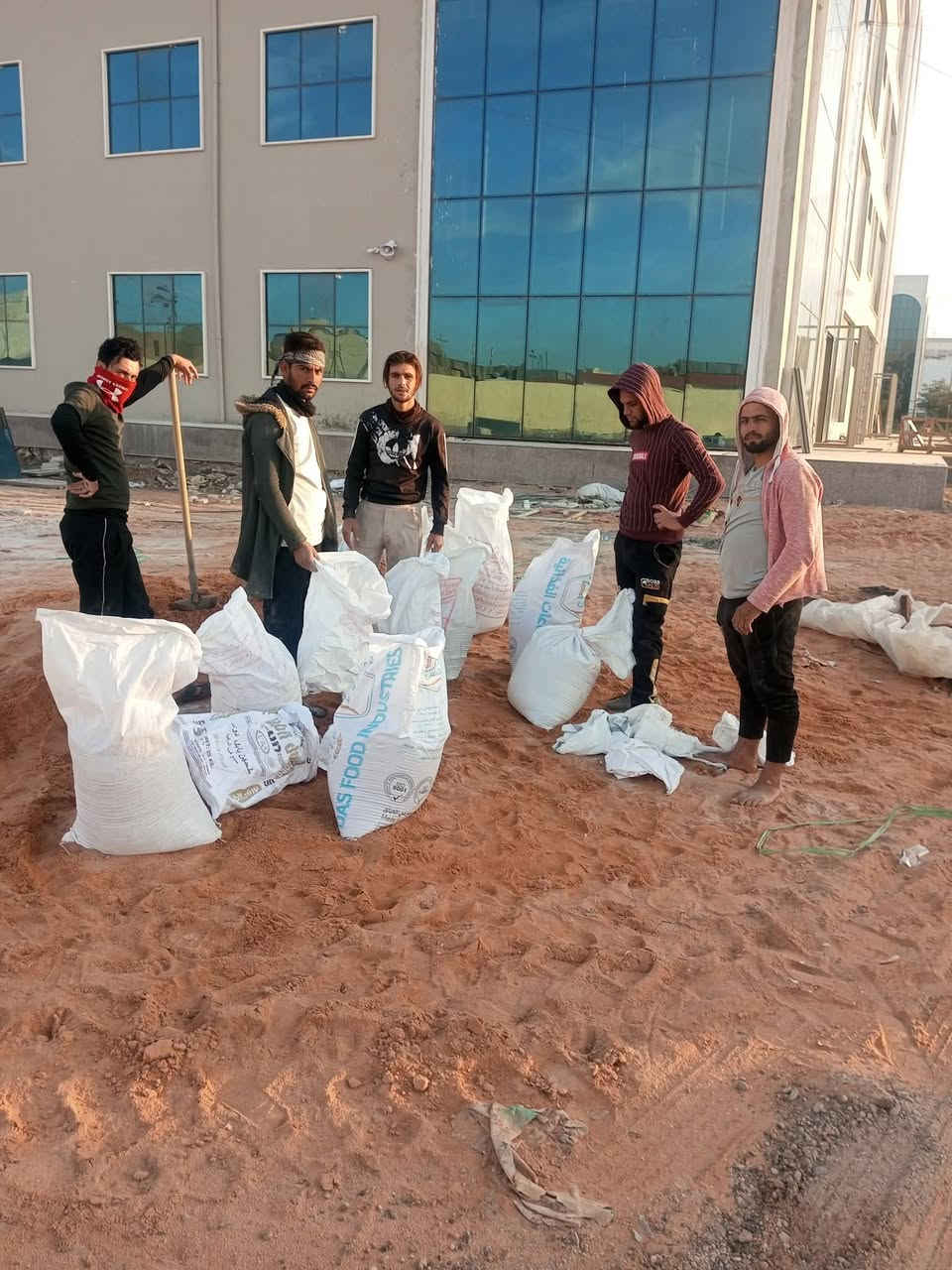 سلام عليكم  / يوجد كادر عمل جاهز/ تصعيد مواد/ تنضيف بيوت/ تفليش/ تكشيط/ تنضيف حدائق/ دفن نهري  / شقلنه ليل ونهار   /ومعداتنه جاهز/ ماعليك بس تصال على رقم  /     ***********
