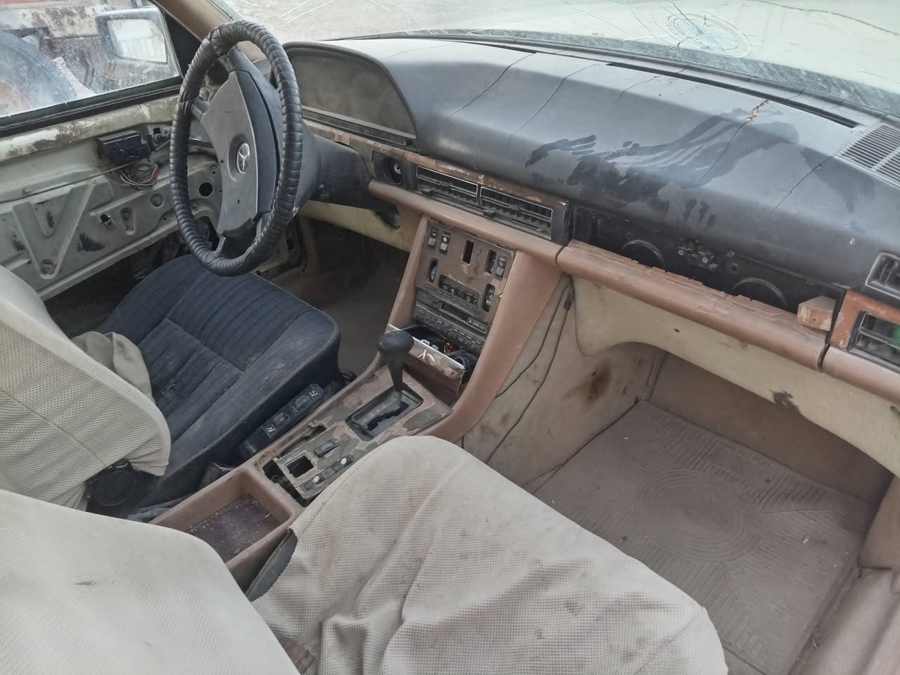 السلام عليكم مرسيدس للبيع موديل 83 مكينه بطه 3000 كيرما يشتغل السياره حائز ثالث هذا  *********** السعر 15 وبيها مجال ابيع كوم حديد
