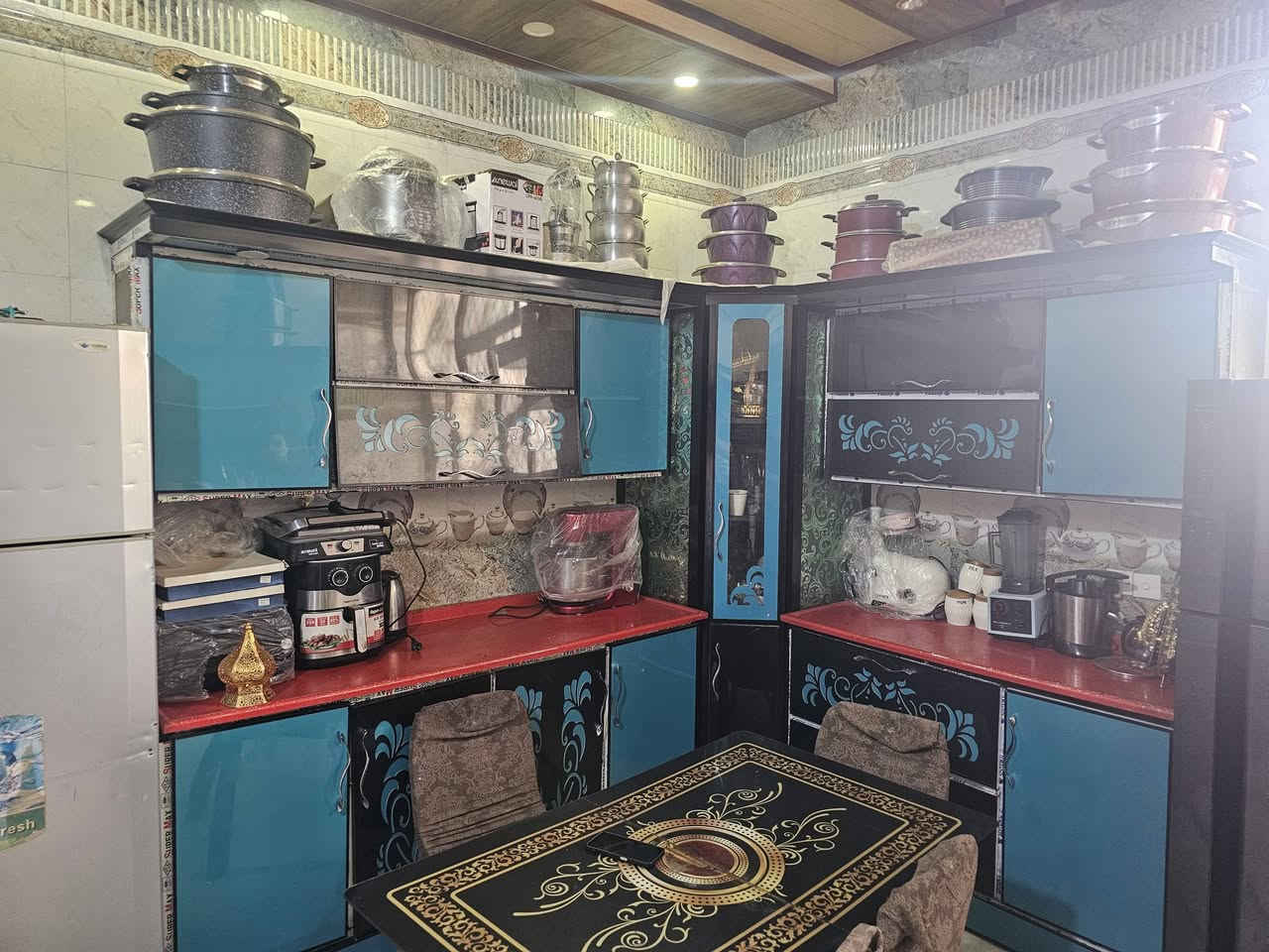 كاونتر للبيع اربع جهات و دنكة زاوية  يحتوي على طباخ و شافطة وفرن كبير ينباع كامل او  متجزء ***********
