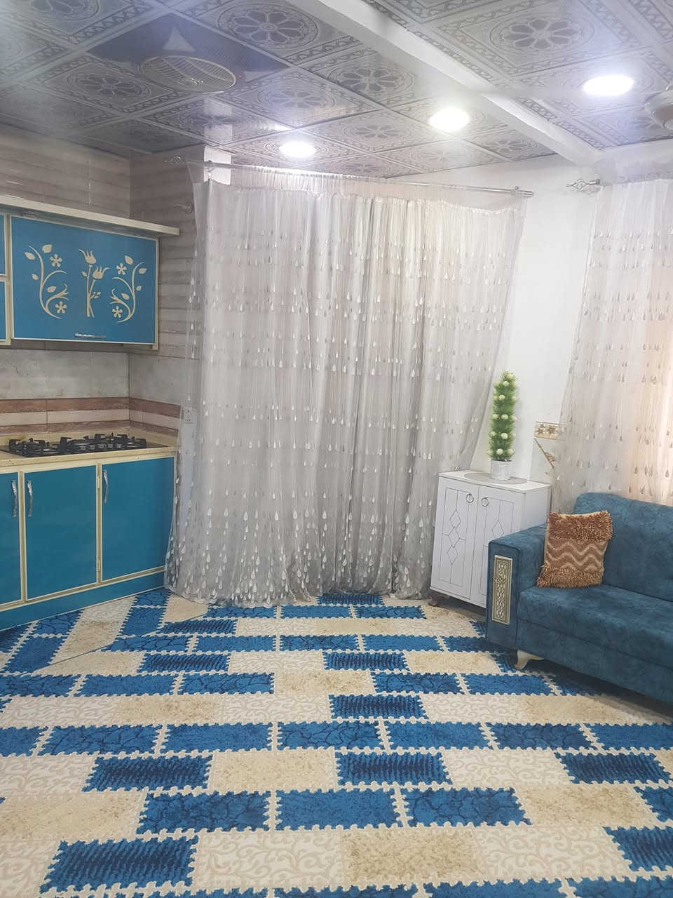 دار طابو صرف في حي العامل المنطقة السابعة سادس بيت عن شارع حي العامل بناء مسلح الارضية بورسلين والجدران سيراميك مع سقوف ثانوية   تتكون من طابقين الاول صالة كبيرة على احد جوانبها  كاونتر  وكذلك غرفة نوم بالاضافة الى صحيات عدد2 شرقي وغربي  الطابق الثاني غرفة نوم كبيرة بداخلها حمام وصحيات وصالة صغيرة. المساحة 65 م مربع. للاستفسار الاتصال على الرقم ***********
