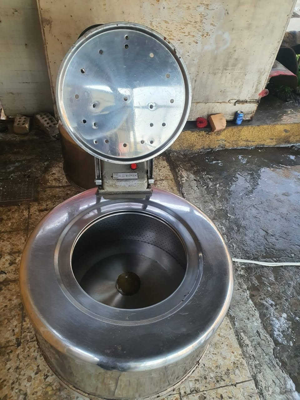 عصارت عدد (٣) قطع للبيع
عنوان بغداد شارع فلسطين
 مكينة كوي فرنسية
رقم الموبايل (***********)
