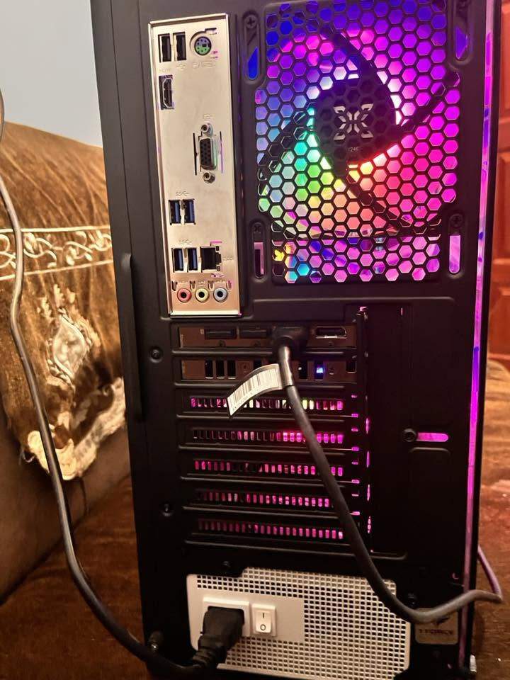 السلام عليكم 
Pc للبيع بدون مراوس
المواصفات:
intel core i5 14600 kf 
Asus dual rtx 4070 12gb 
asus prime b760 m-k d4
Teamgroup 32gb 16x2 ddr4 3600mhz
SSD M.2 Samsung 990 pro 1tb بدون هيتسنك
SSD M.2 Mass 1tb
Deepcool le520 white
Thermalright 1000W platinum
Xigmatek gaming x
Cable extension white rgb 
السعر 1.800.000 وبيه مجال
______________________
Samsung odyssey g4 240hz 27 inch 1080 p
السعر 260.000 وبيه مجال
Aoc 24 inch 1080p 165 hz
 بيها dead pixels 
السعر 140.000 وبيه مجال
____________________
Keyboard Attack shark magnetic
السعر: 40.000 وبيه مجال 
Mouse glorious model o
السعر 35.000 وبيه مجال
____________________
UPS k-star 2000va 
السعر 60.000 وبيه مجال
UPS 1500va 
السعر40.000 وبيه مجال
____________________ 

العنوان الديوانية 
***********
