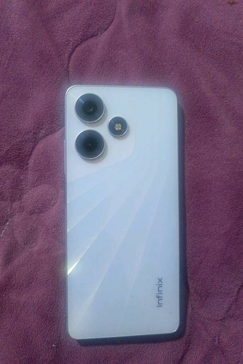 هاتف Infinix مستعمل بحالة جيدة مع بعض الخدوش على الشاشة. الجهاز يعمل بشكل كامل ويتميز بتصميم جميل وكاميرات ممتازة. فرصة رائعة لمن يبحث عن هاتف بأسعار مناسبة.