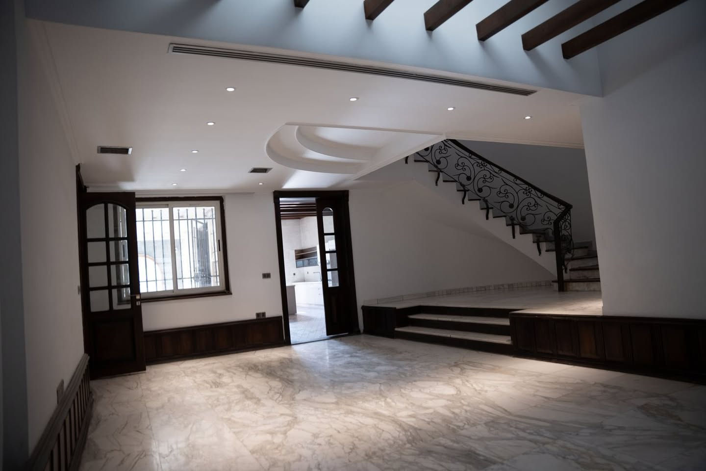 فيلا للإيجار حصراً الى شركة اجنبية 
المساحة:  +1000 متر
العنوان : المنصور الاميرات
سعر الايجار : 180,000 دولار سنوياً قابل للتفاوض

للاستفسار : ***********
