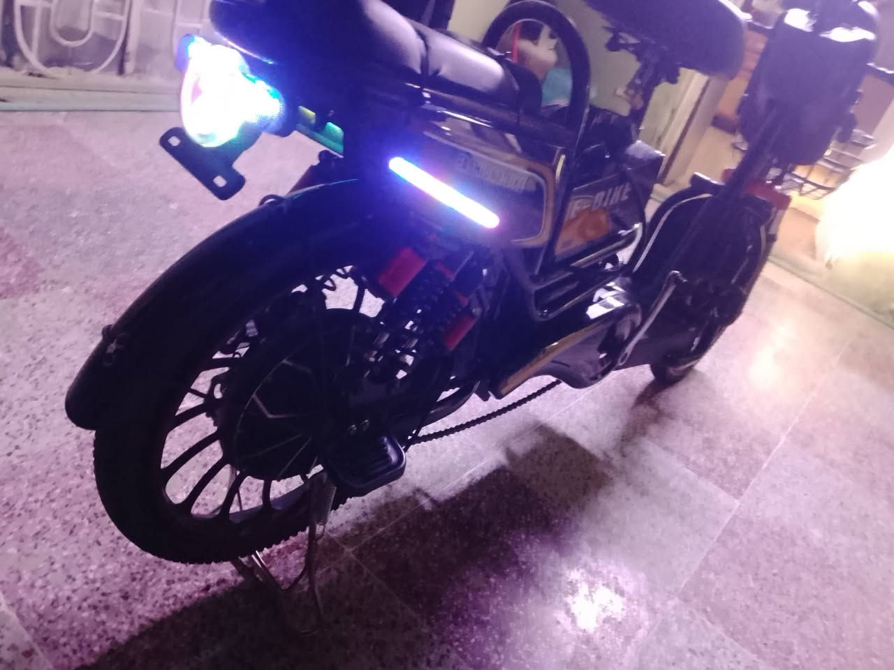 سلام عليكم باسكل🚴 شحن للبيع 
المواصفات 
لون اسود ⚫
يشحن بلبايدر وبطاريه
بي سماعات ويربط البلوتوث
ضوء ثلجي☃️🗻
اشاير يمنى يسرى 
بي 4بطاريات 🔋
ما مستعمل أقل من شهر واستعماله قليل 
الباسكل كلش نضيف تعال وفحص بيدك
العنوان حله حي الامام علي قرب شارع المطبات 
سعره 400 وبي مجال وبيك خير وتدلل 
الاستفسارات الباقيه علئ الخاص 
الرقم*********** بي واتساب فقط📞
الثاني/ *********** بي واتساب واتصال📞
