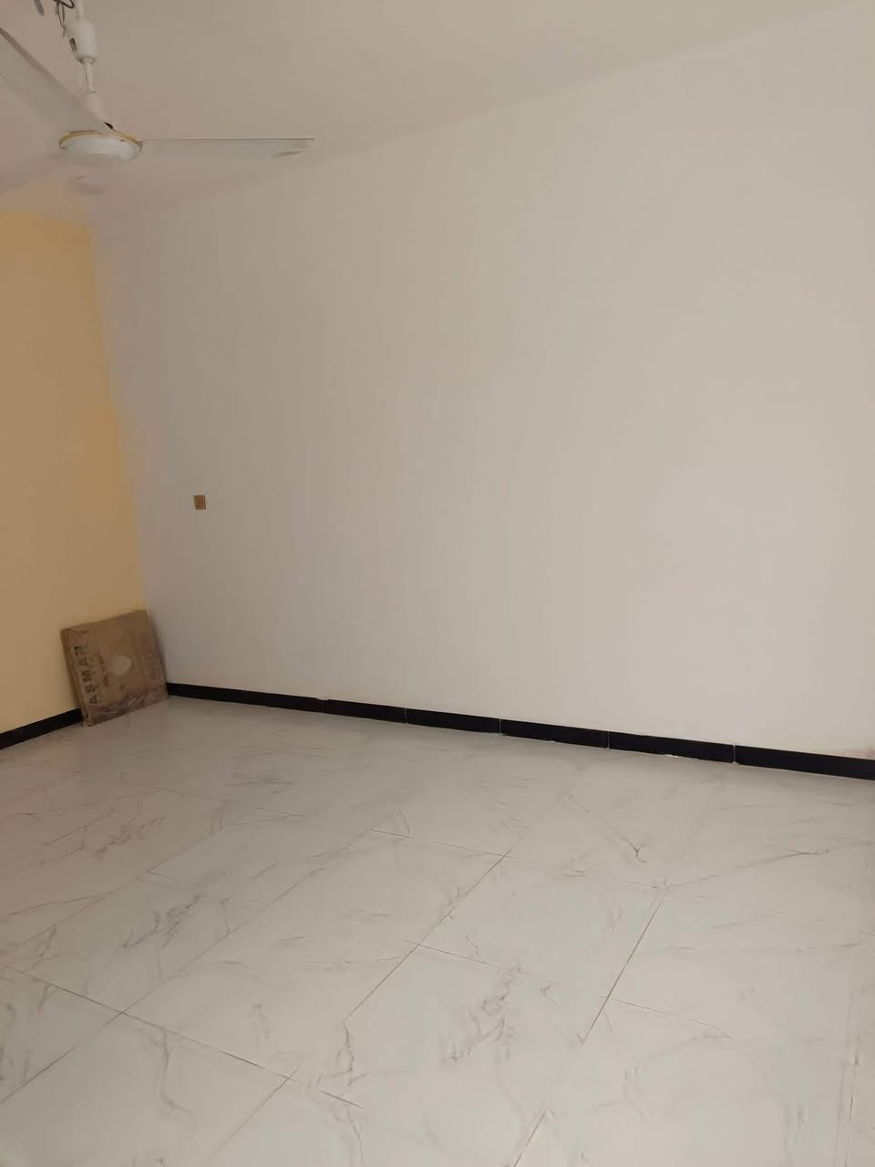 بيت للبيع زراعي على حولي جامعه مقبيل باب جامعه مساحه 120متر بي غرفتين وصاله ومطبخ براني مجمع صحيات داخله وخارجيه يبعد عن شارع عام 40متر ثاني بيت عن شارع عام
ستفسار خاص او على رقم ***********
