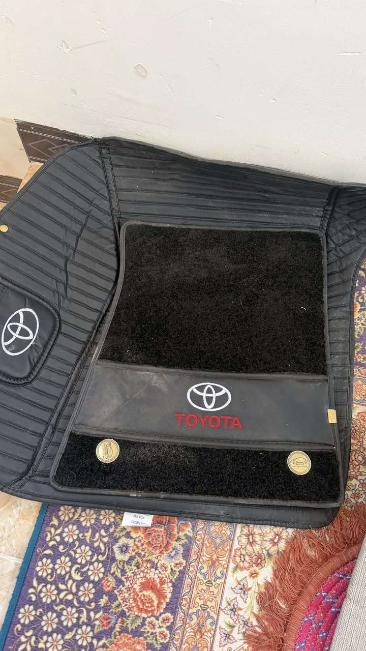 سلاوی خواتان لێبی
تاقم عای شاهیەنە بیلاد جلدە جلد زۆر زۆر شتێکی جوان و نازدارە کامل
ناوسنوقیش لەگەلە جلدە کامل 
١ کونی تیابوو ١ دراوی تیابوو نەتەوێ نەکراوەتە ناوسەیارەوە هەر هەڵم گرتوە زۆر جوان دائەنیشێ کاملە پێویست بە وەسف ناکا وەرە سەیریکە لە ڕەسمەکە جوانتر نەبوونە تەوێ ٨٠ هەزار 
شوێن :سلێمانی 
ڕەقەم :***********
ئەدمین گیان ❤️
