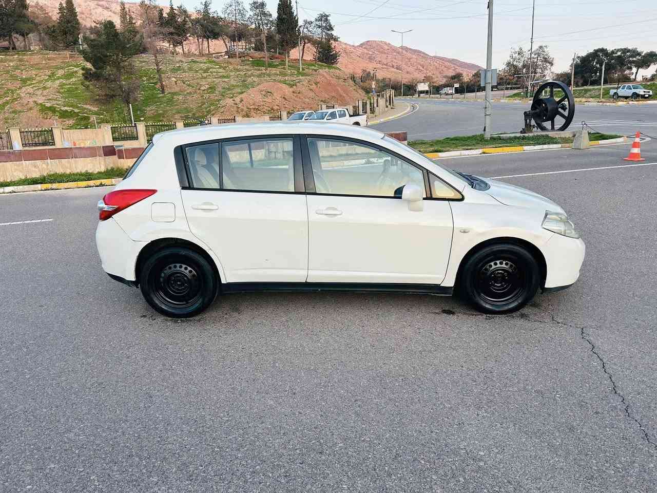 نیسان تیدا 2010ناوزەرد تۆماتیک دووپارجەو بستێکی بۆیاخە دەعمو لێدراوی نییە پێشی بەحال قرجێکی هەیە شایەنی باس نییە بەشەرتی گێرو مەکینە و توندوتۆلی بەناو  خۆمانە سەیارەکە وەکالەش دەکەین 
سعری خوار بازار ۸۲
***********
