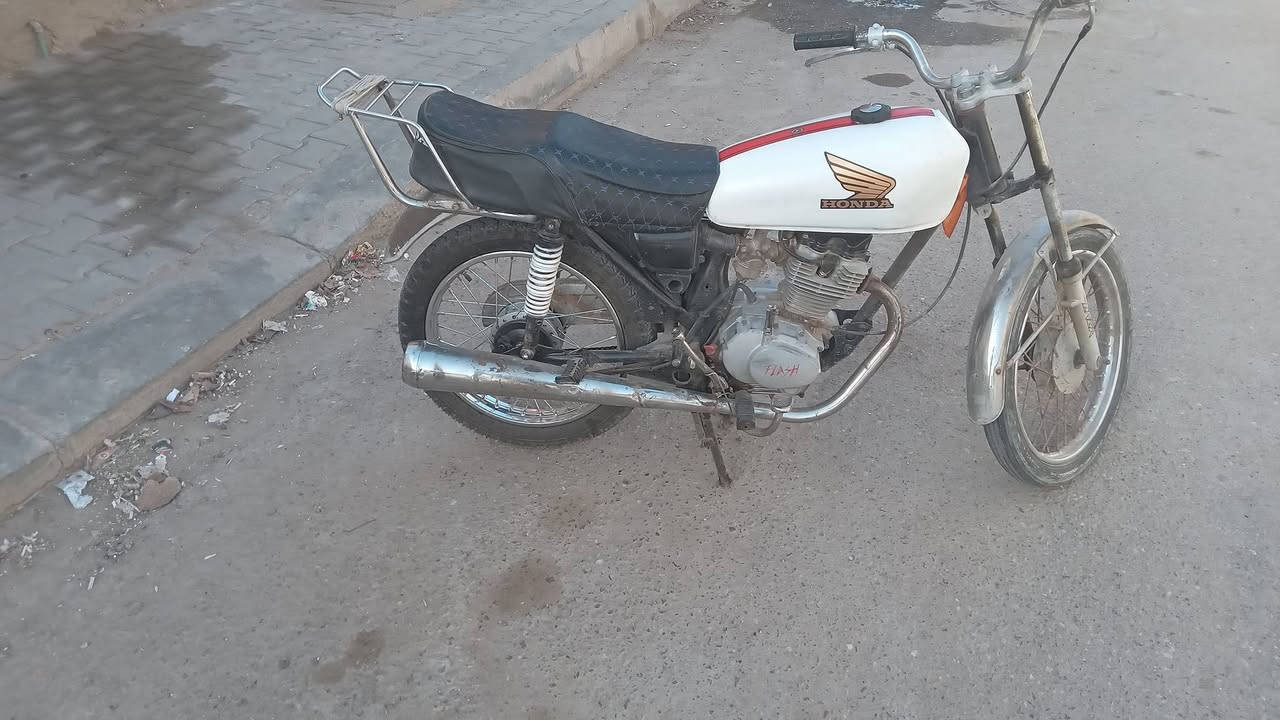 سلام عليكم  شباب عندي هاي دراجه للبيع سيدي مكفوله مكينه ما مفتوحه  دراجه ادوات مكفوله من سرقه وعشاير دراجه حلوه نضيفه مامتعوبه سعر 400 وبيها مجال وتدللون مكاني بصره رقم ***********
