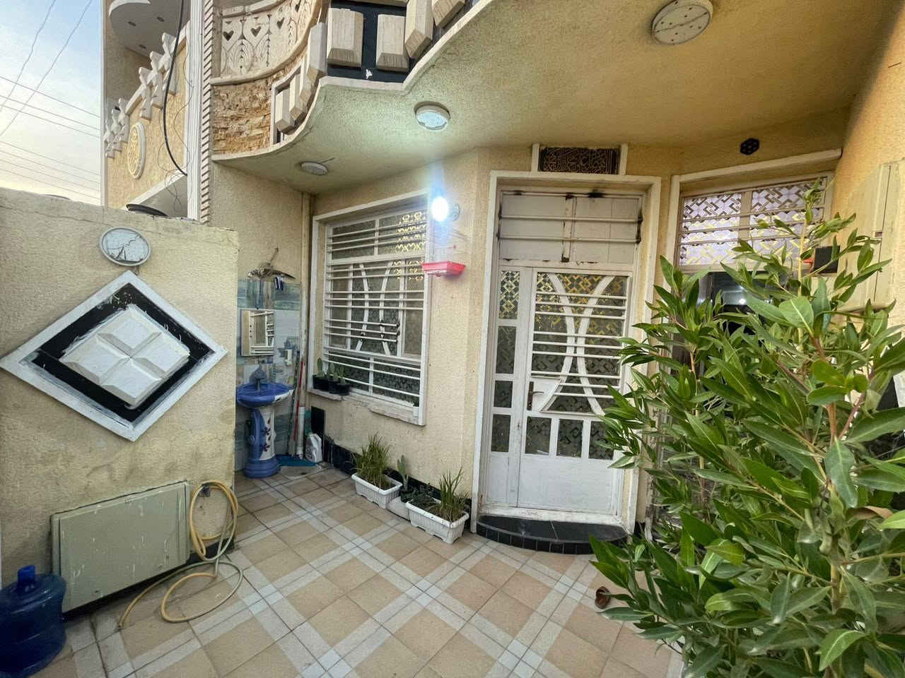 بسم الله الرحمن الرحيم اللهم صل على محمد وآل محمد
بيت 100متر الواجه 5 والنزال 20  البيت طابق ونص منطقة الثعالبه بسبعتالاف قرب شارع عشرين مقابل الخدمات بناء حديث للأستفسار  ***********
