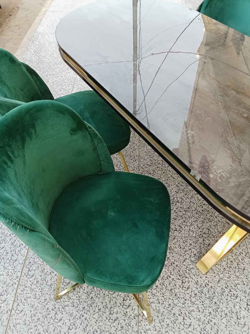 ميز طعام 4 كراسي مستخدم؛(250 ألف) وبيه مجال للاستفسار مراسلة الصفحة او الاتصال على ***********
