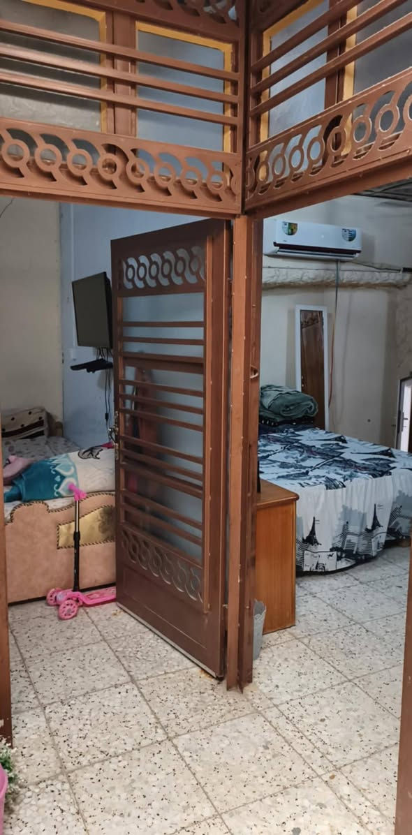 بيت طابو صرف بسمي سند تحويل مباشر في محلة المهديه مساحه 60 متر  مربع البناء سندويج درجه اولى يتكون البيت من غرفتين مع مطبخ معاه ملحق كاونتر مع بيت+ مجمع صحيات السعر ٣٥ مليون وبيه مجال للاستفسار الاتصال على رقم *********** واتس اب
