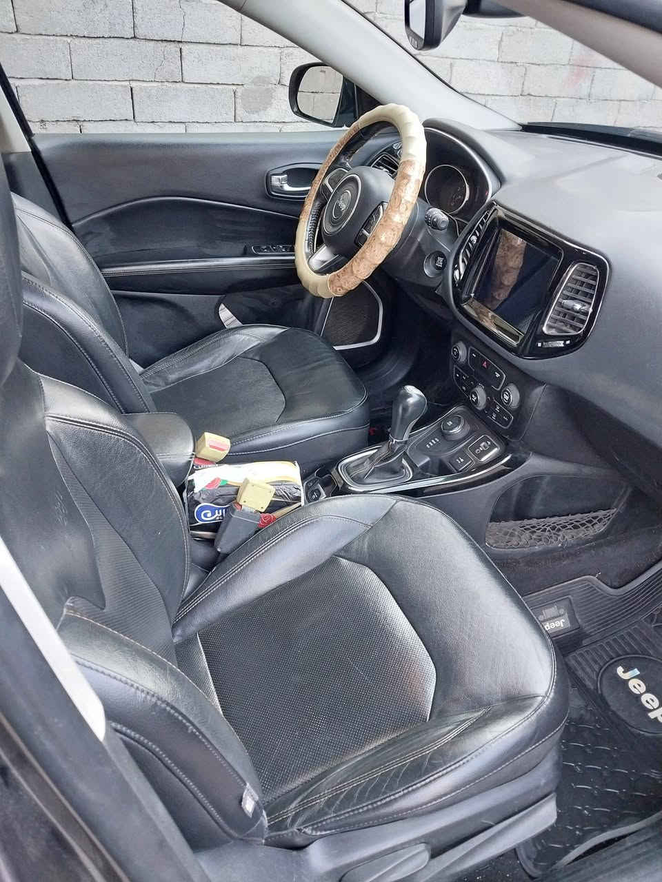 السلام عليكم للبيع جيب كومباس موديل ١٨ 
رقم اربيل الجديد وارد امريكي بأسمي
السنويه نافذه لغاية  ٢٠٢٩
اللون نفطي ماشيه ١٣١ كيلو 
حادثهه البنيد معدل عالبارد وبي صبغ والدعاميه الاماميه مبدله
محرك ٤ سلندر ٢٤٠٠ تنفس طبيعي ٥ راكب
تشغيل بصمه
شاشه كبيره 
كشن كهربائي 
اشاير بالمري
تبريد امامي وخلفي
عينه الكترونيه
سايد بريك كهربائي
ويل كب ١٨
صور الحادث موجوده مع الصور
السعر ١٢٥ وبي مجال بسيط
رقم الموبايل  ***********
مكاني البصره / قضاء المدينه
