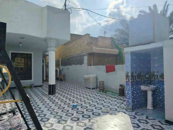 دار للبيع طابو صرف مساحه 350 واجهه 13 نزال 30
بناء حديث 
موقع الرحمه مقابيل مطعم غزال الريف خلف البيت الصيني للسيراميك 
يحتوي علـّى 3 غرف نوم ستقبال وهول ومطبخ وصاله صحيات داخليه وخارجيه غربيه وشرقيه
 للتواصل او مراسلة الصفحه ***********
