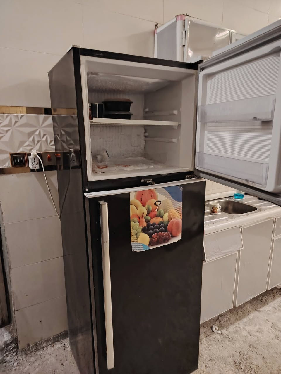 ثلاجه نظيفه السعر ٤٥٠ بغداد الزعفرانيه ***********
