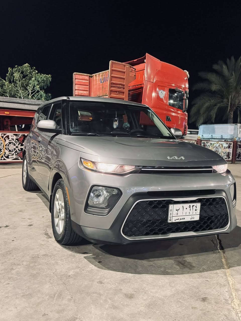 📣 للبيع: كيا سول (Kia Soul) موديل 2022 بحالة ممتازة 📣
المواصفات الأساسية والتقنية:

الموديل: 2022 

الفئة: LX (وارد أمريكي)

المحرك: 4 سلندر، بسعة 2.0 لتر (اقتصادي وقوي جداً)

القوة الحصانية: 147 حصان

ناقل الحركة: أوتوماتيكي ذكي (IVT) لتوفير ممتاز في استهلاك الوقود

نظام الدفع: أمامي (FWD)

المظهر والألوان:

اللون الخارجي: رمادي فولاذي مميز جداً (Steel Gray - كود KLT)

اللون الداخلي: أسود مخمل/قماش بحالة الوكالة (كود WK)

العجلات: جنوط مقاس 16 إنش

التقنيات والمواصفات الداخلية:

شاشة عرض وسطية مقاس 8 إنش تعمل باللمس

دعم كامل لنظامي Apple CarPlay و Android Auto للهواتف الذكية

كاميرا خلفية عالية الدقة للمساعدة على الاصطفاف

بلوتوث (Bluetooth) مع أزرار تحكم كاملة من المقود (الستيرنج)

منافذ شحن USB ومثبت سرعة ذكي

أنظمة السلامة والأمان:

نظام الكبح التلقائي في حالات الطوارئ ومنع الاصطدام الأمامي

نظام المساعدة على البقاء في المسار والتحذير عند الانحراف

فرامل مانعة للانغلاق (ABS) ونظام التحكم الإلكتروني بالثبات (ESC)

منظومة إيرباجات كاملة لحماية الركاب

ايرباك الستيرن طاگ فقط 

ماشية 58 ميل

رقم بابل بإسمي 

المكان بابل 

السعر : 148 بيها مجال بسيط

للاستفسار :

***********
