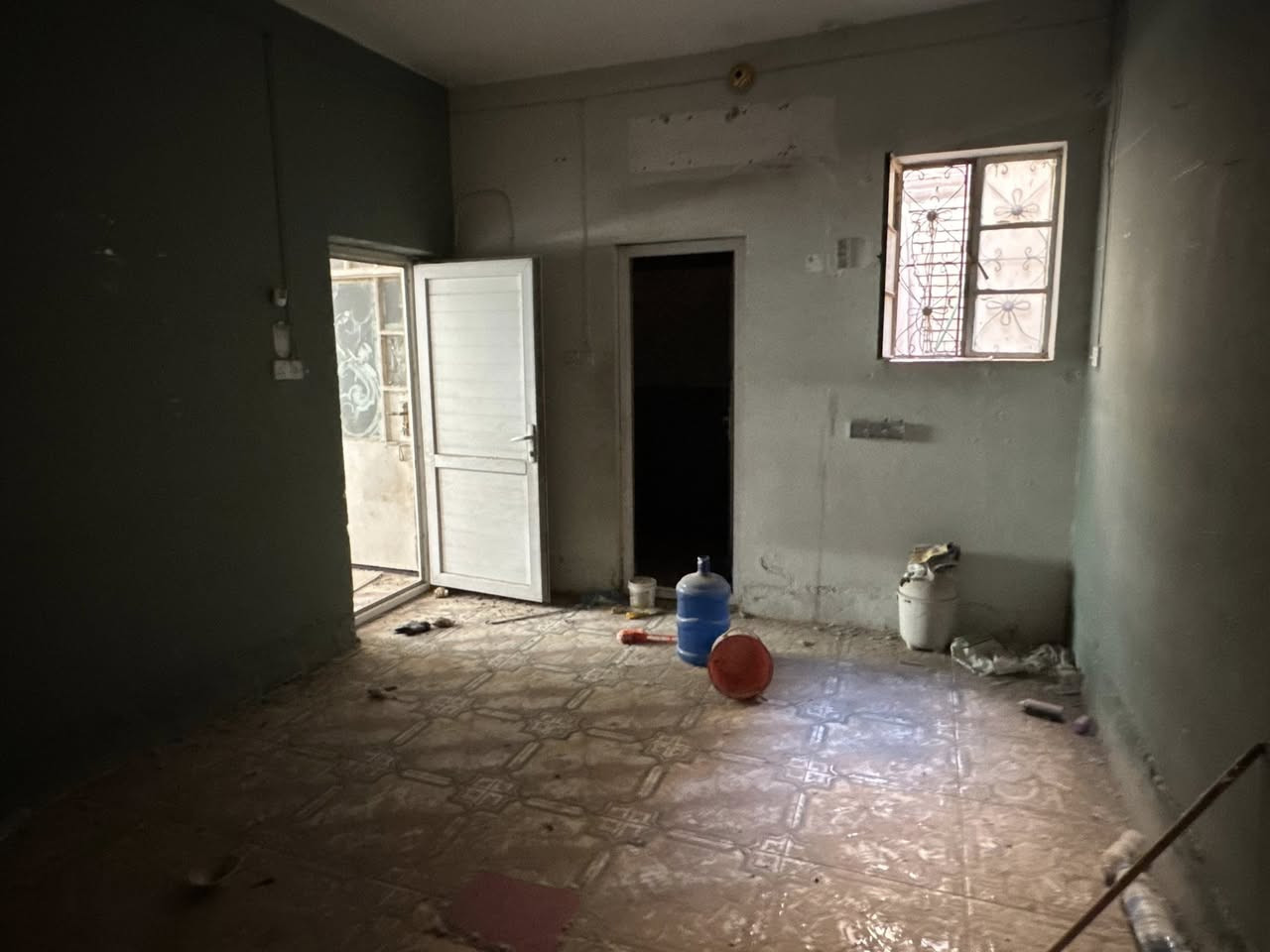 شقة للأيجار في الجمهورية
طابق ثاني 
غرفة وصحيات
مطبخ 
صاله 
***********
