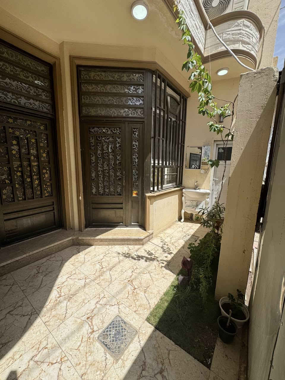 السلام عليكم بيت للبيع في كربلاء حي البلديات خلف ‏محطة سمأ كربلاء ثالث عقار عن شارع 20 طابقين بناء حديث المساحة 70 متر￼ الواجهه 6 نص طابو صرف يرهم مراوس بقطعه او بيع السعر 180 مع مجال الاستفسار  @إشارة الجميع ***********
