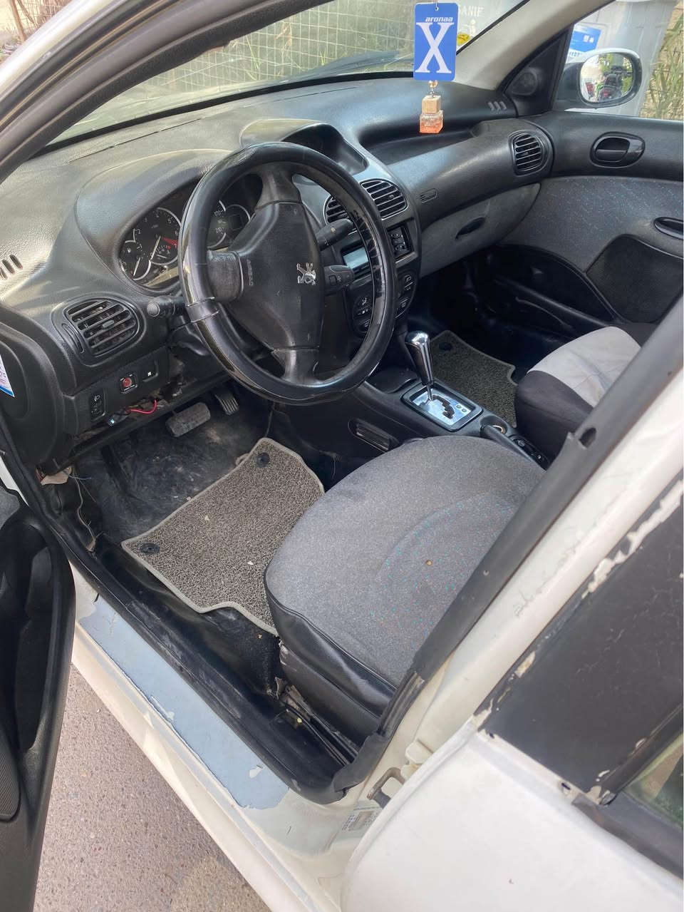 سلام عليكم متاح بيجو فرنسي حجم 206موديل 2008 رقم 11دولي بأسمي هزه جديده سنويه لل30سياره بيه ضربه مثل موضح بالصوره بنيد وجاملغ بدون دواخل حالياً البنيد مايقفل الكير والمكينه خير من الله كهربائيات كله شغاله صدرهه بس الخلفي تعبان اشويه تايرات نص عمر مو انظاف شرط وياك التحويل تجي تكلب وتقتنع عليك الحديد وعليه التحويل وشرعيات السعر 30 وبيه مجال قليل مكاني بغداد حسينية الراشديه رقمي بي واتساب او خاص موجود(***********)واني خادم للجميع بغداد, العراق
