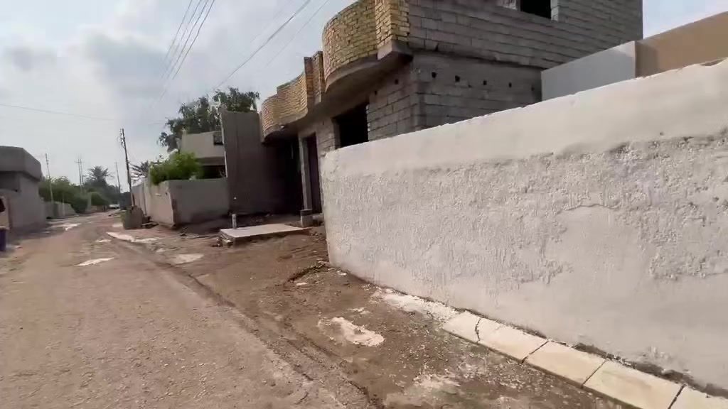 بيت للبيع
المساحه ٢٠٨ متر ... طابوزراعي ... كامل خدمات
يحتوي على غرفتين نوم وصاله ومطبخ واستقبال وصحيات وحديقه وكراج
السقف عكاده وفوكاه طبه تسليح صب
موقعه : سلمان باك _ خلف البانزين خانه 
السعر مناسب ٦٥ مليون وبي مجال
***********
***********
