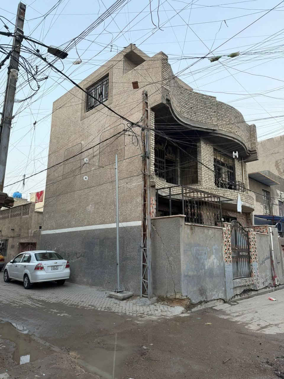 السلام عليكم
نصف قطعة للبيع مربع ركن مقابل مدرسة 
المساحة 72م واقع حال 100م قطاع 45 
قرب شارع 60 بنــاء 2016
تحتوي على..

4 غرف نوم مع الاستقبال 

3 صحيات 

حولي عدد 2

بيتونة على طول القطعة 

ويحتوي على منور 

للاستفسار اكثر اتصل ***********
