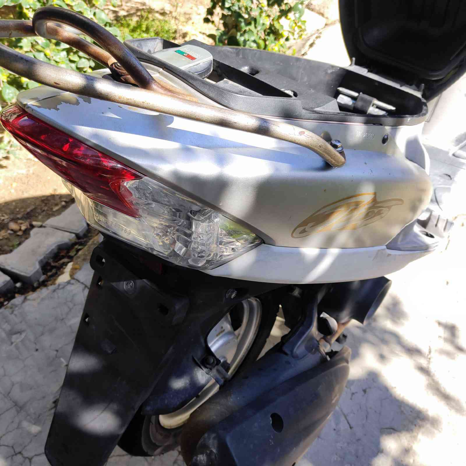 السلام عليكم ماكس قجمه كفاله كسر كارتون صارله 4 ايام طالعه من الحاويه مكاتبه موجوده مختمه كله رقم واحد  عنوان قضاء المدينه بشارع البطاقه الوطنيه هاتف ***********
