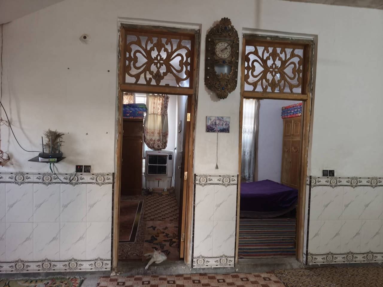 دار للبيع 
دار سكني للبيع يقع في مجمع نبيل مقابيل مستشفى القاسم مساحته 210 متر يقع على شارعين أمامي وخلفي يحتوي على غرفتين نوم وصاله واستقبال ومطبخ وصحيات داخليه و خارجيه بناء جديد نقص فقط الارضيه ما كامله 
للاستفسار الاتصال بالرقم ***********
او مراجعه مكتب الكوثر للوساطة
