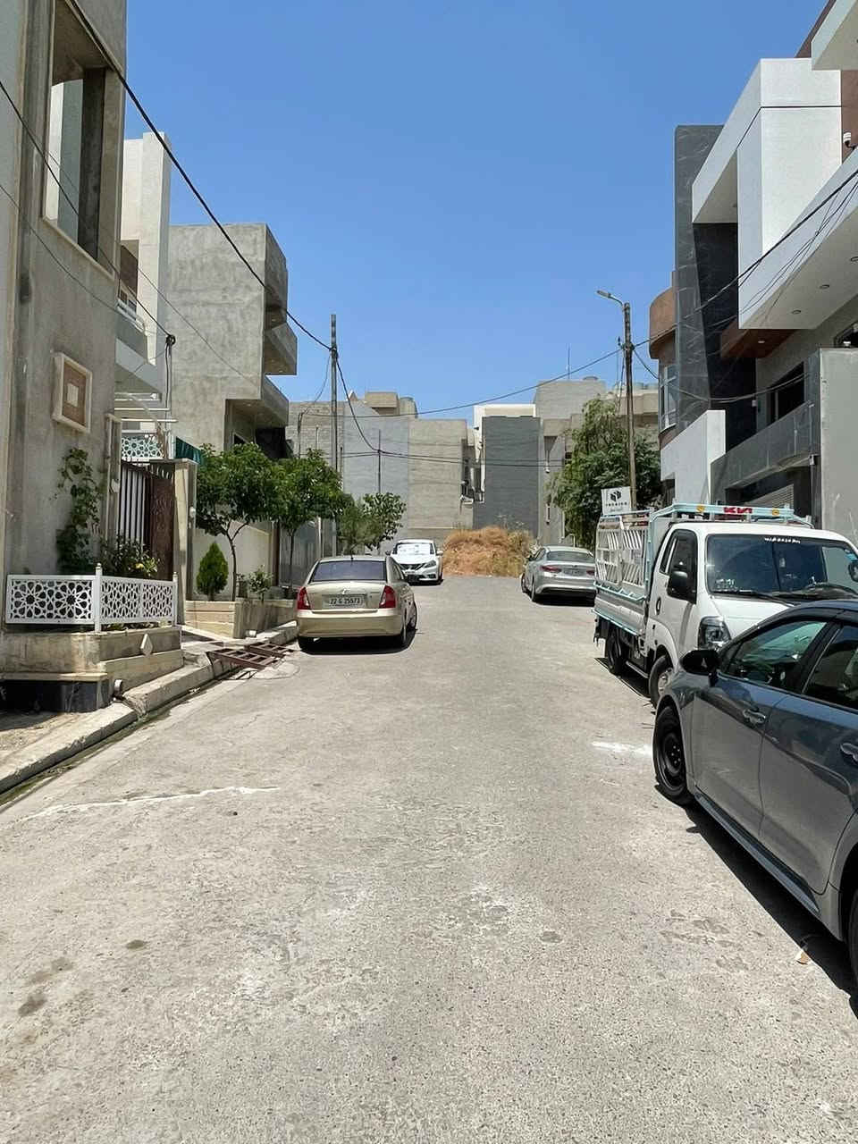 داران تؤام للبيع 🏠🏠 

الموقع 📍 حي الحدباء تقطيع اراضي البلدية فئة أ👉 قريب من سائدين الشقق الحدباء 🏢 

بناء حديث زيرو فارغ 🔑 

المساحة 100 متر ✳️ كل دار.      واجهة 5 ✳️ العمق 20 ✳️

شارع تبليط بعرض 12 🛣️ 

كل دار يحتوي على طابقين كاملة ✅ 5  غرف نوم 

الطابق الارضي مكون من/ غرفة نوم/ هول مفتوح على الاستقبال/مطبخ/ صحيات/ كراج ✨ 

الطابق الثاني مكون من/ ثلاث غرف نوم/ صحيات ⭐ 

الطابق الثالث / غرفة مع بيتونة ✨ 

كما هو موضح بل الصور 📸 

للاستفسار اكثر الاتصال على الارقام التالية 👇 

***********📱.  ***********📱  ***********📱

السماك لتجارة العقارات 👉 عنوان المكتب 📌 حي الصديق بعد مرطبات البحرين سائدين الصديق الرئيسية مقابل مدرسة تبارك الاهلية 👍@
