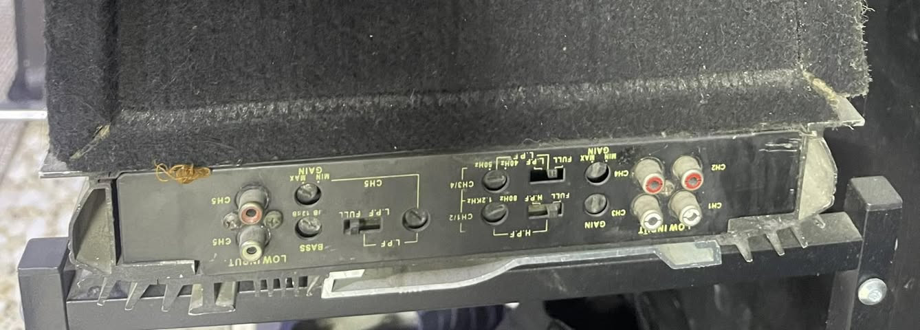 للبيع الوحش الغني عن التعريف sony xplode
نظام الطاقه high power Subwoofer System

القوة الكهربائية: 1000 واط حقيقي بدون اي تشويش

التصميم: يجي بتصميم مخروطي خماسي الأضلاع المميز من سوني لضمان أعلى نقاء للترددات المنخفضة

الأمبليفاير (الجي ام): مدمج بالأسفل نظام جي ام متعدد القنوات (Multi-Channel Amplifier) متكامل، يحتوي على فلاتر صوتية كاملة (LPF / HPF) وبكرات تحكم مستقلة بالصوت والتناغم (Gain & Bass Boost)

الجي ام قوي ومتعدد القنوات يعني مو بس يشغل السابووفر بكفاءة عالية، تكدر تربط عليه سماعات الأبواب أو السماعات الخلفية للسيارة كلها ويگلب لك صوت السيارة استوديو كامل

الصندوق (البوكس): مصنوع من خشب ثقيل ومحكوم ومغلف بالكامل بالقماش الأسود العازل لضمان ارتداد رنة الصوت الصافية ومنع أي شوشرة .

لحالة: نظيف جداً وبحالة ممتازة وجاهز للتركيب فوراً

شد وأنطرب باجهزة ال(old school)

مكان بغداد ومتوفر توصيل داخل بغداد

***********
