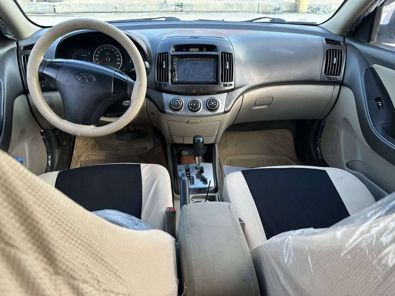 الانترا 2011
محرك وگير شرط محرك ما مفتوح 
بيها صبق براس الصندوگ شويه واثنين بارد خفيفات 
طخم وطخم تاير جديد السياره ماناقصها اي شي 
عنوان السياره / ناحية ربيعة
السعر /118
كورك /***********
اسيا / ***********
