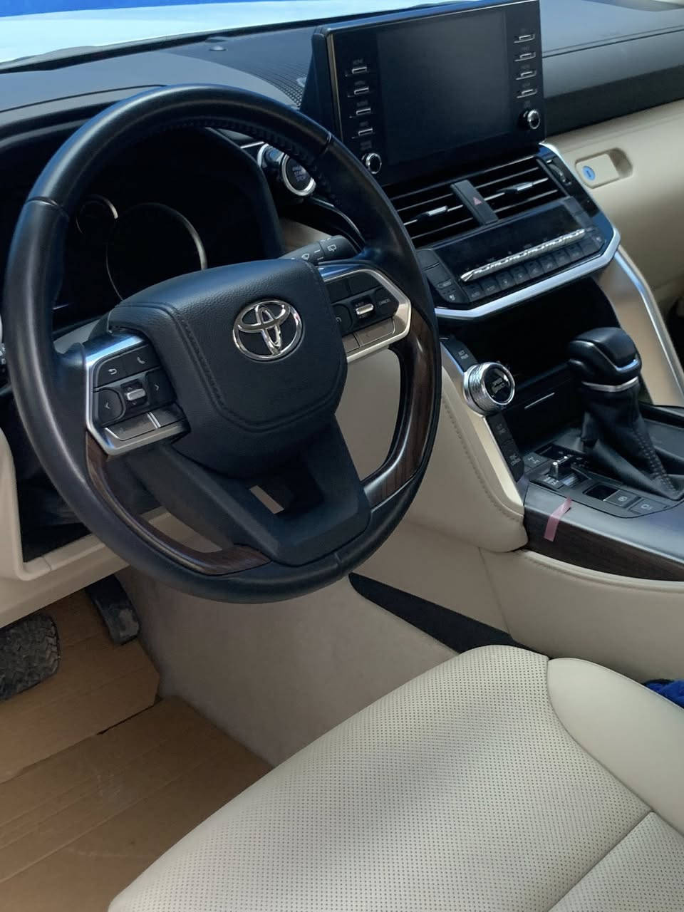 للبيع لاندكروز شركه ساز موديل ٢٤ ام الضمان سيارة كفالة عامة من شخط ماشيه ٨٠٠٠ فقط الاستفسار سعر ٧١٠￼ بيها مجال الاستفسار ***********
