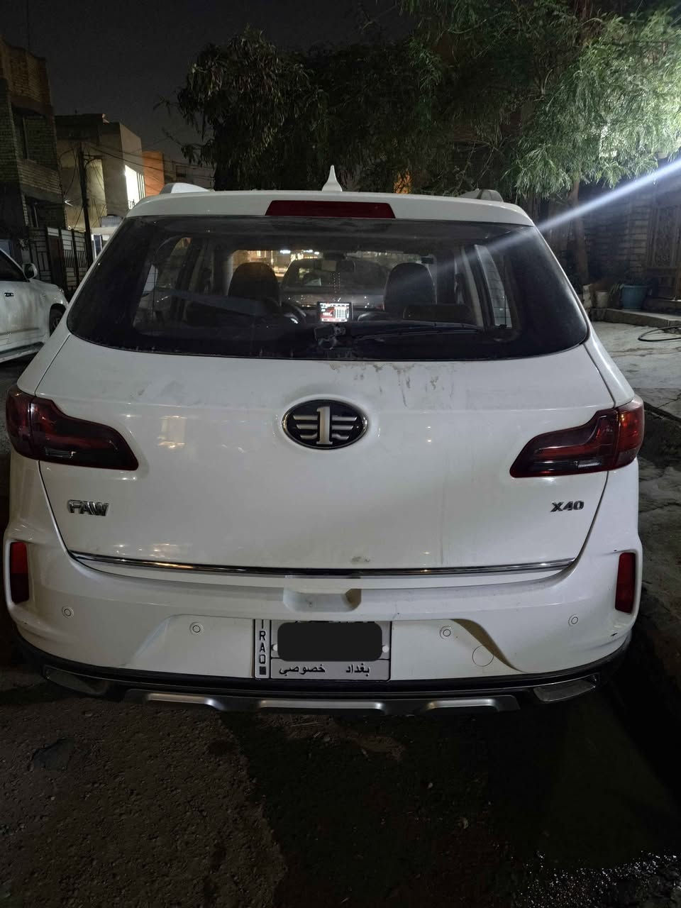 FAW X40 الموديل: 2018.

حجم المحرك: 1.6 لتر (1600) VCT

گير: أوتوماتيك 

السيارة من طلعت من الشركة لليوم اعبيها بانزين محسن

المواصفات:

فتحة سقف.

شاشة ذكية مع كاميرا خلفية.

تحكم ستيرن كامل.

تثبيت سرعة (Cruise Control).

حساسات خلفية.

كراسي جلد ونظام ISOFIX.
بصمتين

السيارة نظيفة وجاهزة من كل النواحي
رقم الهاتف ***********
السعر 108 وبيها مجال بغداد, العراق
