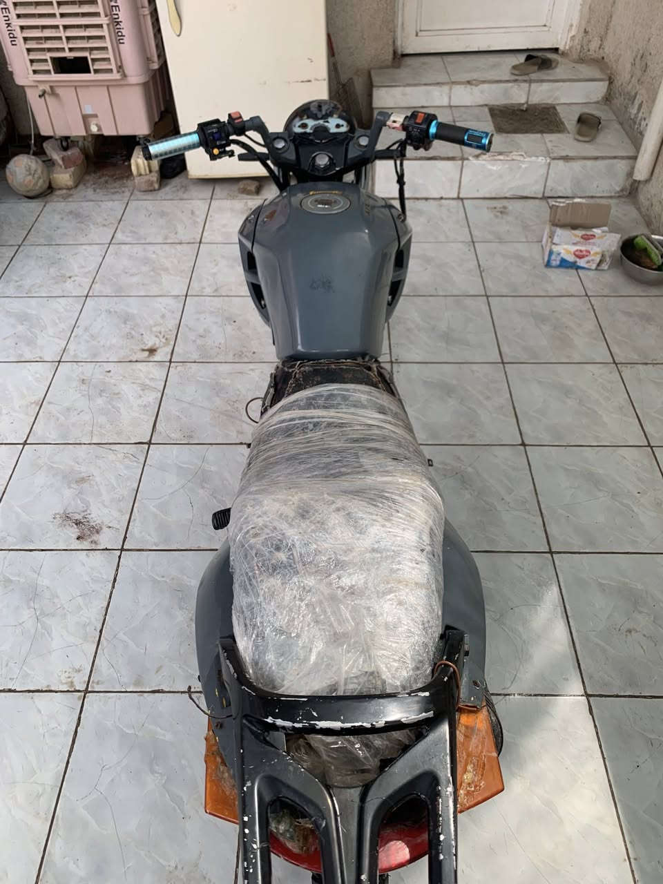 السلام عليكم دراجه ديوان بطح محرك خمسه كير دراجه شغاله بيه نواقص قليله كهرباء شغاله بس اليشاير طافيات اوراق ضايعه الداجه مكفوله من السرقه وسوي مكاتبه بيه دارجه حلوه ونضيفه  *********** متواجد وتساب السعر 250 مكاني الحله سنجار عنانه
