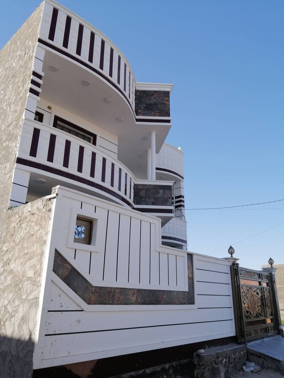 *🏠 بيت طابقين للبيع - القادسية الثانية  قرب الكورنيش وشارع 30*
*الموقع والتفاصيل:*

- *الموقع*: القادسية الثانية - قرب الكورنيش وشارع 30

- *المساحة*: 205 متر²  *النوع*: زراعي مرقم بلدية

- *عرض الشارع*: 7 متر

- *البناء*: جديد طابقين  *الدرج*: خارجي وداخلي

*التقسيم:*

- *5 غرف نوم* 

+ *مطبخ عدد2 * 

+ صحيات داخل وخارج وطابق الثاني **

- *استقبال + هول + كلدور*

ـكراج *

*السعر:* 125  مليون 

بيت جديد مساحة كبيرة 205م، 5 غرف، درج خارجي وداخلي، موقع مميز بالقادسية الثانية ✅

*للاستفسار والمعاينة تواصل ***********

