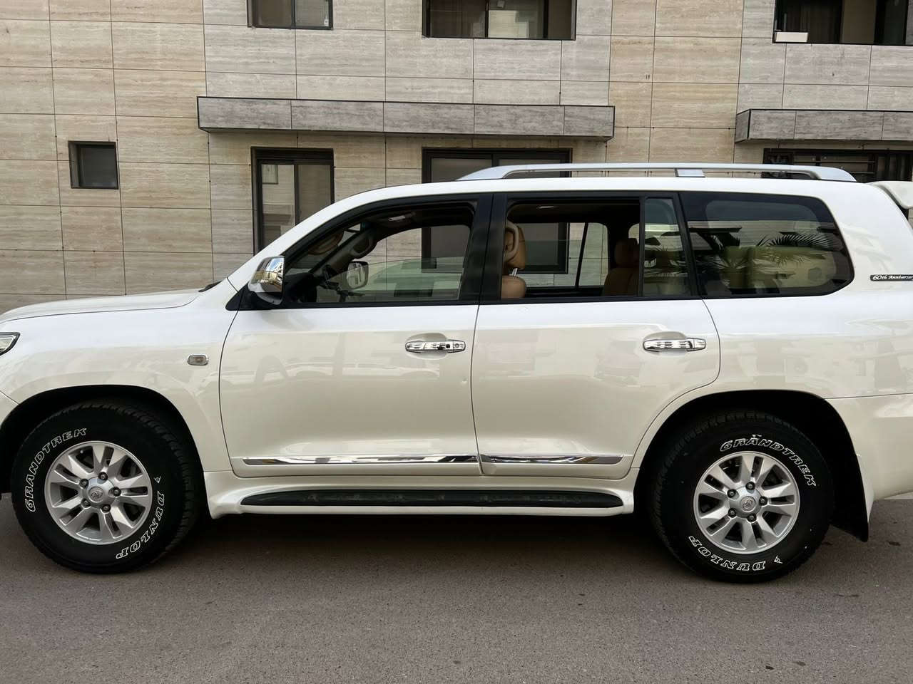 السلام عليكم لاندكروز موديل ٢٠١١ تكمة وسنوية ستيني اصل رقم بغداد باسمي مكفول من الحادث والصبغ والمحرك والكير ماشية ١٠٠ حقيقي على ايد وحدة اكثر من عشر سنوات 
فتحة سقف سلايت 
بصمة ابواب وتشغيل 
يدات نيكل 
داخل صاج 
كشنات جلد بقلاوة 
كروس سرعة 
مقعد السائق كهرباء 
تحم ستيرن جهتين 
ثلاجة 
فور ويل 
ثلاث قطع تبريد مركزي 
زراك لايت 
حساس امامي خلفي 
مكانها بغداد وسعرها ٣٣ وبيها مجال للاتصال 
***********
