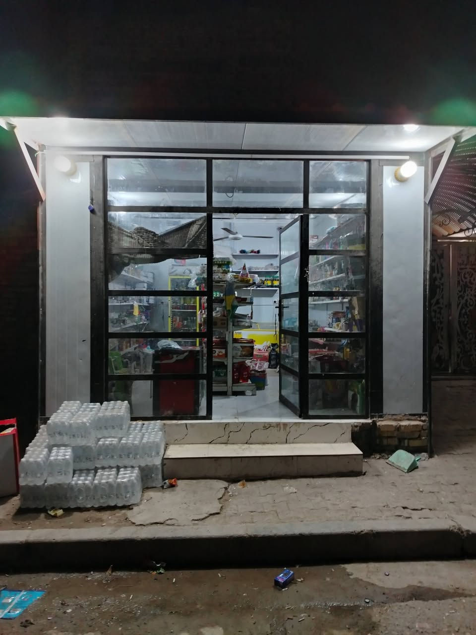 ***********السلام عليكم شباب محل ساندويه جاهز للبيع مكان العماره سايدين حي الشهداء الطول خمسه والعرض اربعه بس تفتحه والشده بالمكان اللي يعجبك السعر خمس ملايين وبي مجال بسيط واللي يحب ينتصر الرقم
